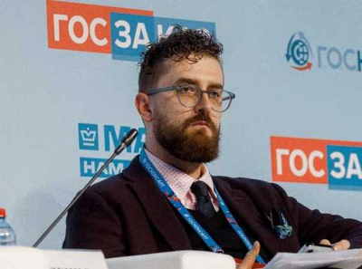 «Золотой мальчик» Смольного: Денис Толстых «сливает» землю на Неве за копейки своим друзьям