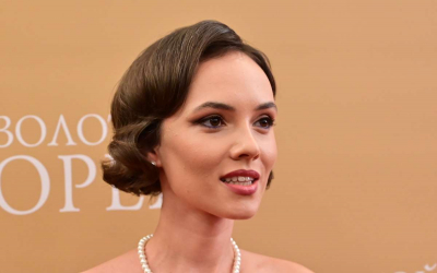 Стася Милославская поделилась снимком в объятиях жениха-футболиста