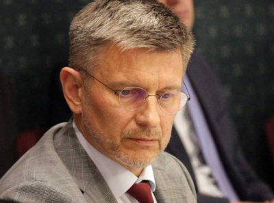 Сергей Карпов бежит из Минтранса Самарской области: за спиной — ямы, откаты и миллиарды на асфальт воздух