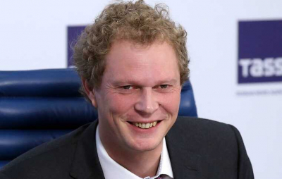 Как живет главный по налоговому решалову, контрабанде и обналу