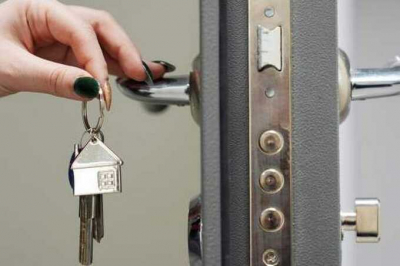 Омская пенсионерка устроила разгром в квартире после того, как суд отказал ей в возврате жилья