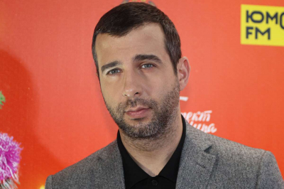 «Усы — волшебные»: Иван Ургант в белом костюме свел с ума фанатов