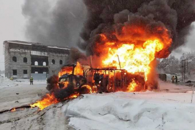 В ХМАО на автозаправочной станции при взрыве бензовоза получили повреждения два человека
